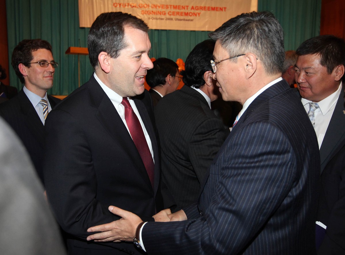 Bret Clayton, kierujący w Rio Tinto projektami miedzi (z lewej) i Sanjaagiin Bayar, premier Mongolii (z prawej) po podpisaniu historycznego porozumienia w sprawie złoża Oyu Tolgoi. Fot. Bloomberg