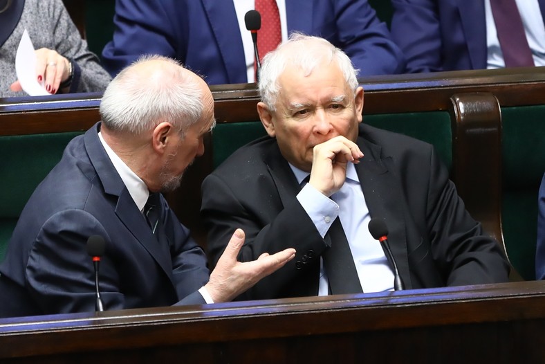 Prezes PiS Jarosław Kaczyński (P) oraz poseł PiS Antoni Macierewicz (L) na sali obrad Sejmu w Warszawie