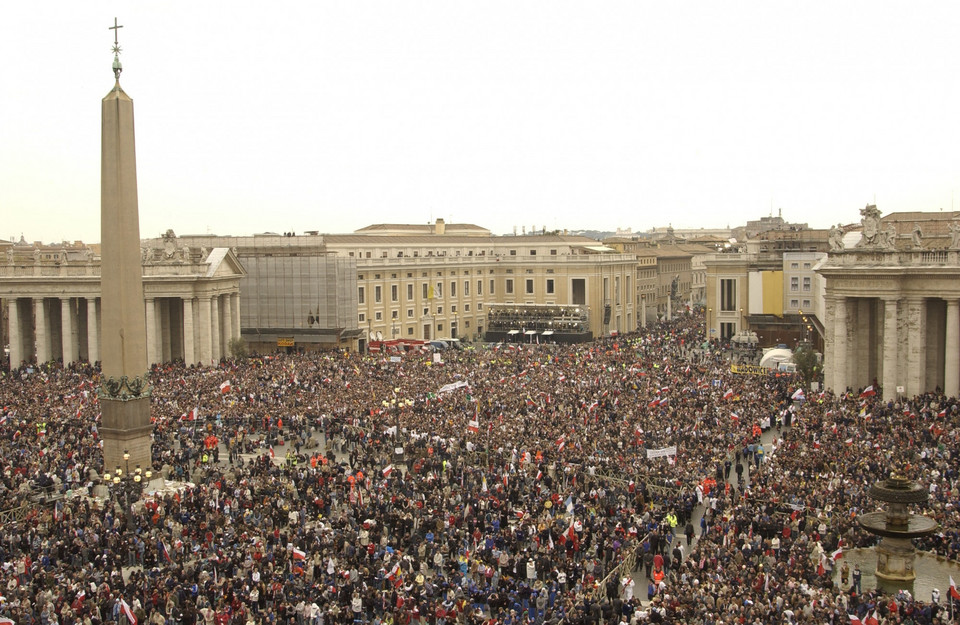 Tylko na Placu św. Piotra zgromadziło się ok. 300 tys. pielgrzymów. Wielu przyjechało specjalnymi pociągami z Polski