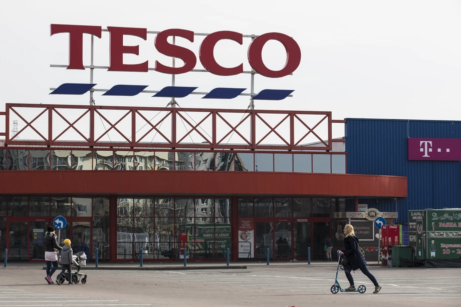 Tesco na warszawskich Kabatach pobudowane według starego założenia, że to supermarket z dużym parkingiem przyciąga klientów. 