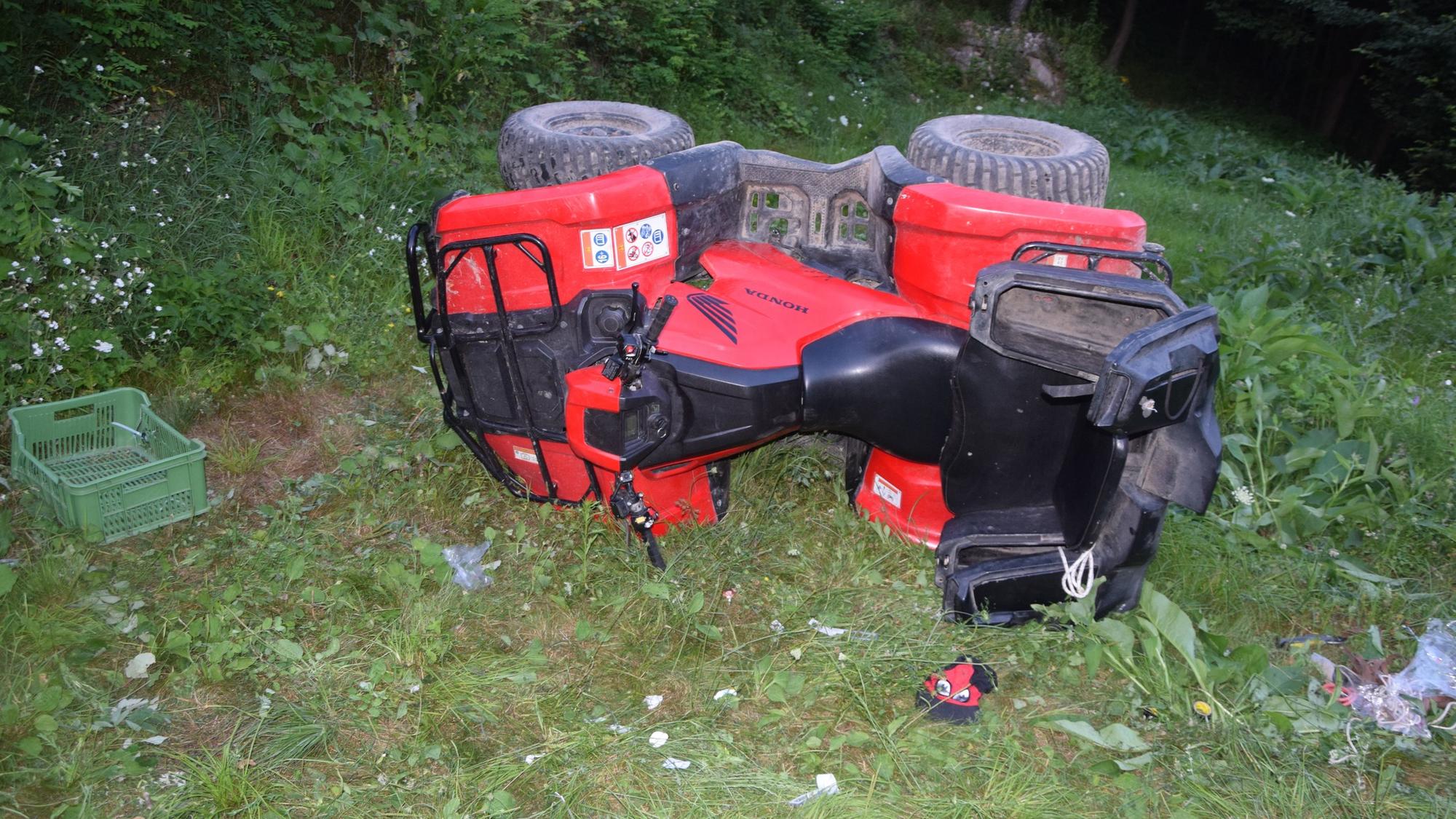 Škaredá nehoda v obci Píla: Seniori s dvoma deťmi sa prevrátil so štvorkolkou