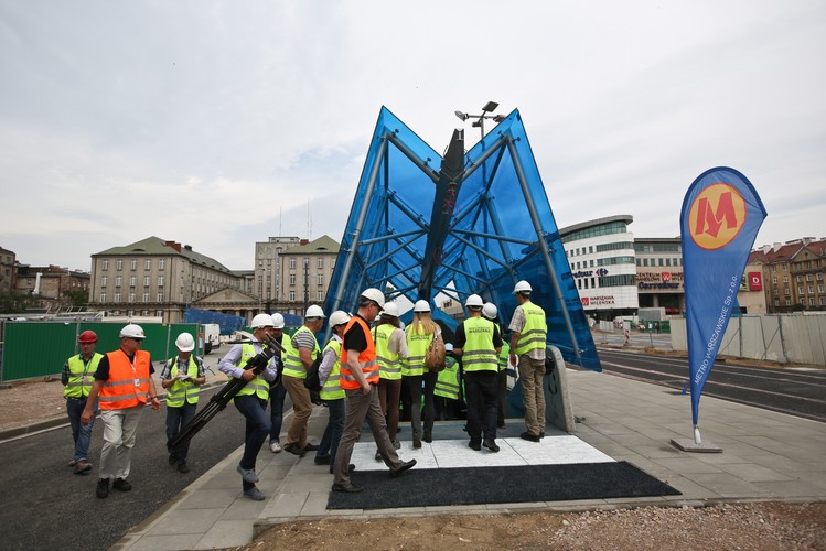 Jeżeli jesteś zainteresowany jak postępują prace przy wykończeniu innych stacji warszawskiego metra, zobacz <a href='http://forsal.pl/galerie/807066,zdjecie,1,druga-linia-metra-zobacz-jak-teraz-wyglada-stacja-metra-dworzec-wilenski-zdjecia.html'>jak teraz wygląda nowa stacja Dworzec Wileński. </a>
<br><br>Fot. (mr) PAP/Rafał Guz