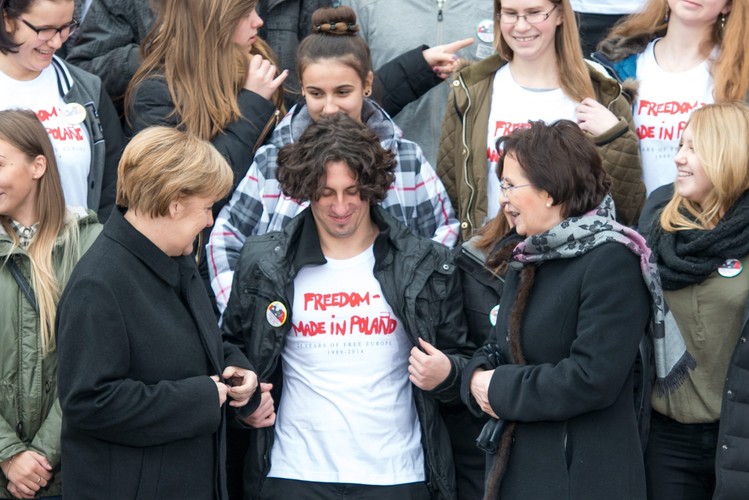 Premier Ewa Kopacz i kanclerz Niemiec Angela Merkel wśród młodzieży, podczas zwiedzania wystawy 'Odwaga i pojednanie' przygotowanej przez Muzeum Historii Polski na terenie zespołu pałacowego w Krzyżowej