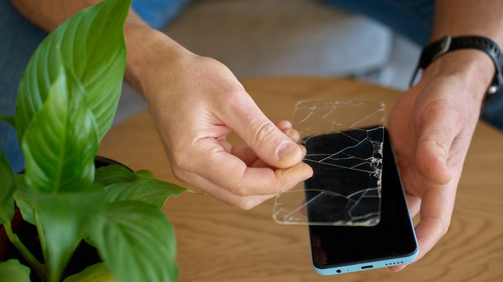 Ecran spart de iPhone 18 Pro: cat costa reparatia vs. cat costa prevenția