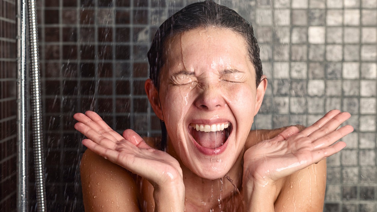 Prvé sekundy pod studenou sprchou nie sú príjemné, no účinky na telo a myseľ stoja za to.