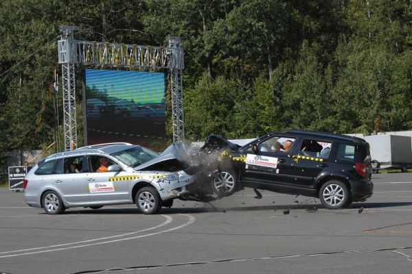 Crash test - Skoda Yeti vs Superb