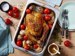 Z nadzieniem lub bez. To idealny obiad na Nowy Rok wprost z piekarnika [PRZEPIS]