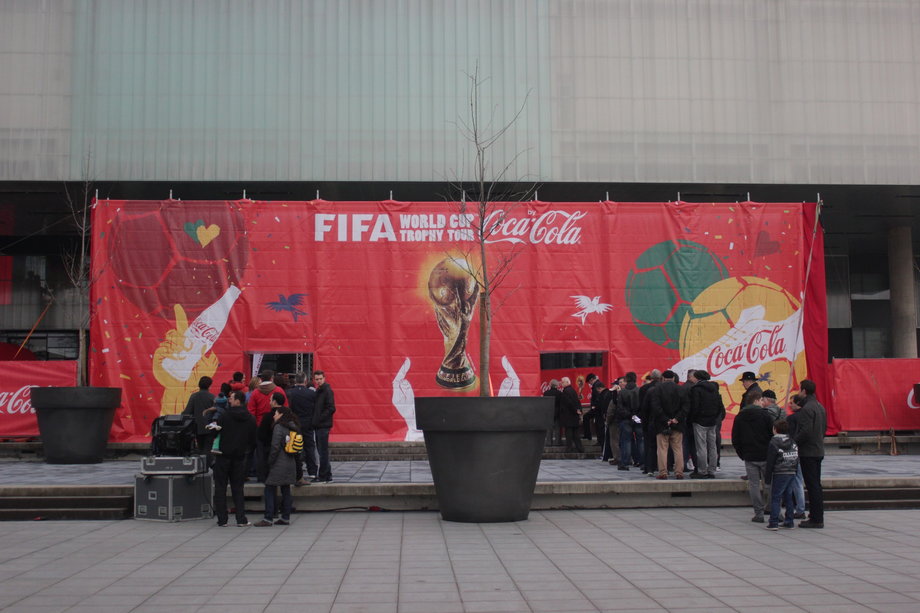 Możliwość pokazywania się globalnych marek u boku symboli FIFA słono kosztuje.