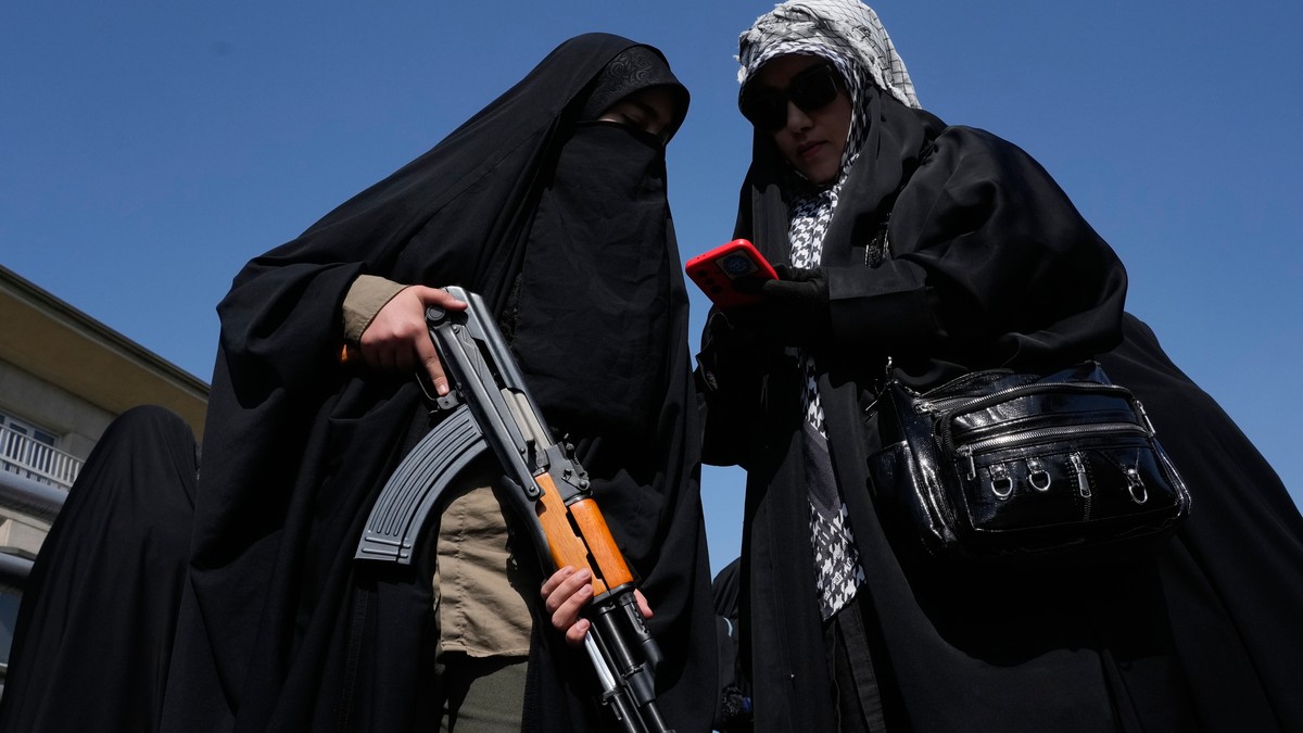 Pripadnica paravojne jedinice Basidž, povezane sa Iranskom revolucionarnom gardom, drži pušku tokom državno organizovanog skupa podrške vrhovnom vođi u Teheranu