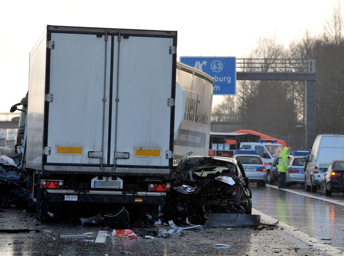 1 osoba zginęła, jest wielu rannych. Ratownicy mieli problemy z dotarciem do ofiar w rozbitych autach