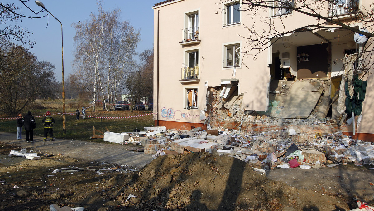 Jedna osoba zginęła, a dziewięć doznało obrażeń, w wybuchu, do którego doszło w niedzielę nad ranem w trzykondygnacyjnym budynku mieszkalnym w Gliwicach. Prawdopodobnie wybuchł gaz. Zawaliły się część zewnętrznej ściany i fragment jednego ze stropów.