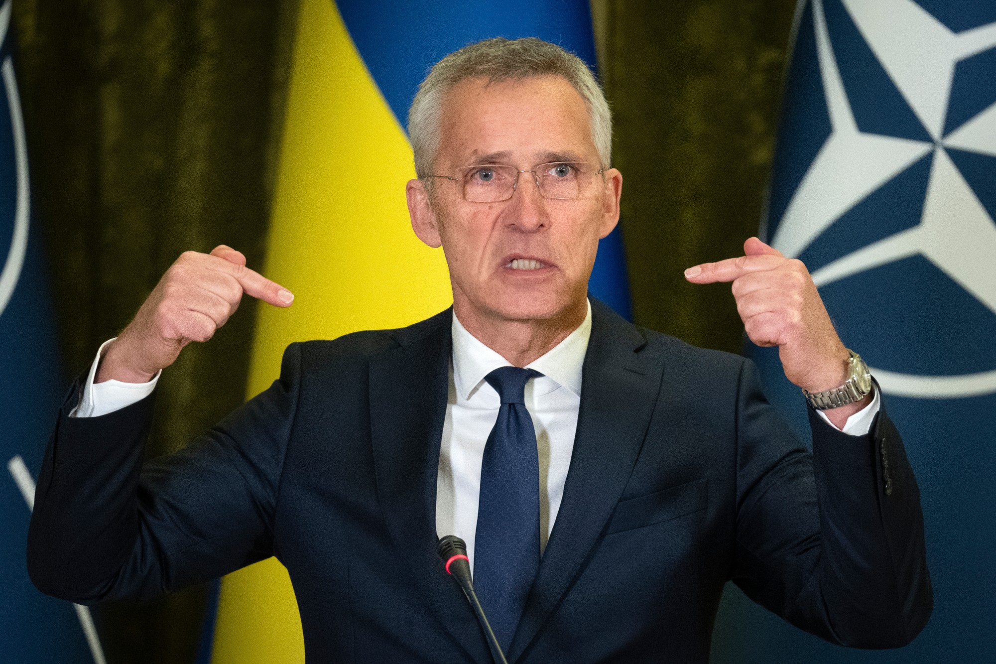 Šéf NATO Stoltenberg pricestoval na návštevu Kyjeva.