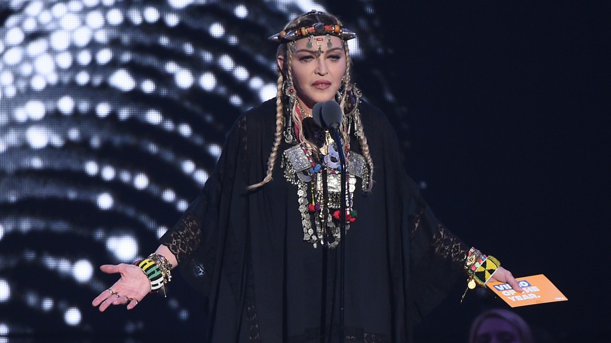 Madonna hatalmasat zakózott a koncertjén, kis híján székestől borult be a nézők közé – videó