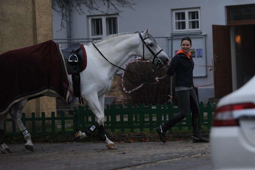 Kinga Rusin bez makijażu na koniu