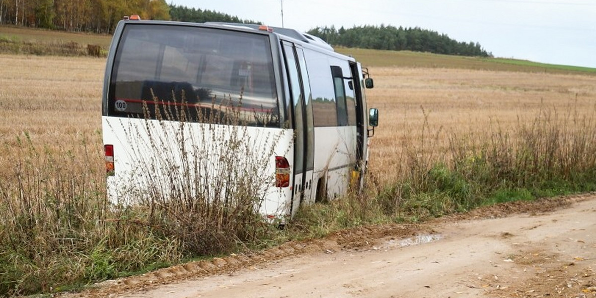 Sokółka. 19-latek ukradł autobus i utknął nim na polu.