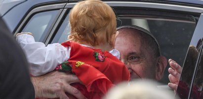 Papież Franciszek przytulił 14-miesięczną Oleńkę do swojego serca
