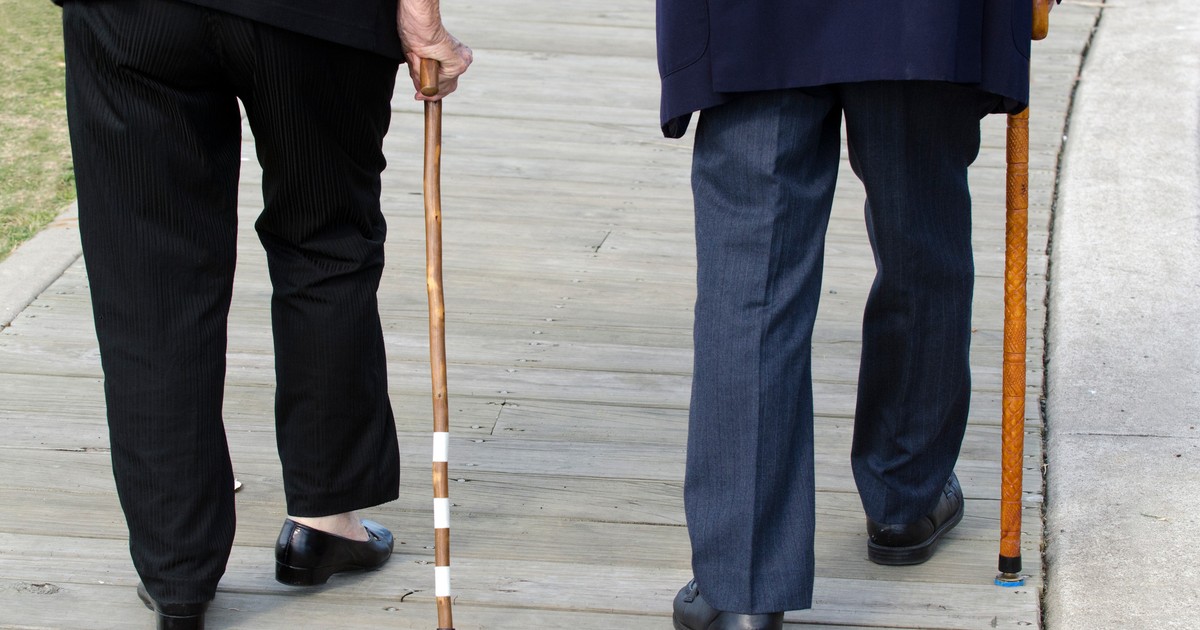 Senior brutalnie pobity w centrum miasta. Po ciosie w głowie wypadł mu aparat słuchowy