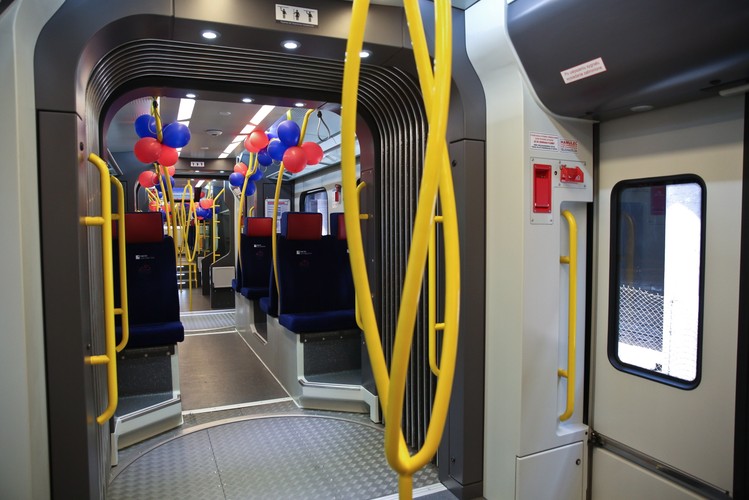 Każdy pojazd mieści łącznie 505 pasażerów, posiada 164 miejsc siedzących, a 16 drzwi wejściowych dla pasażerów (po 8 na stronę) ułatwia szybkie wsiadanie i wysiadanie. <br>
<br>
Źródło informacji: NEWAG S.A.<br>
fot. (cat) PAP/Rafał Guz