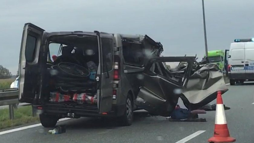 Bus uderzył w tira. Trzy osoby ciężko ranne