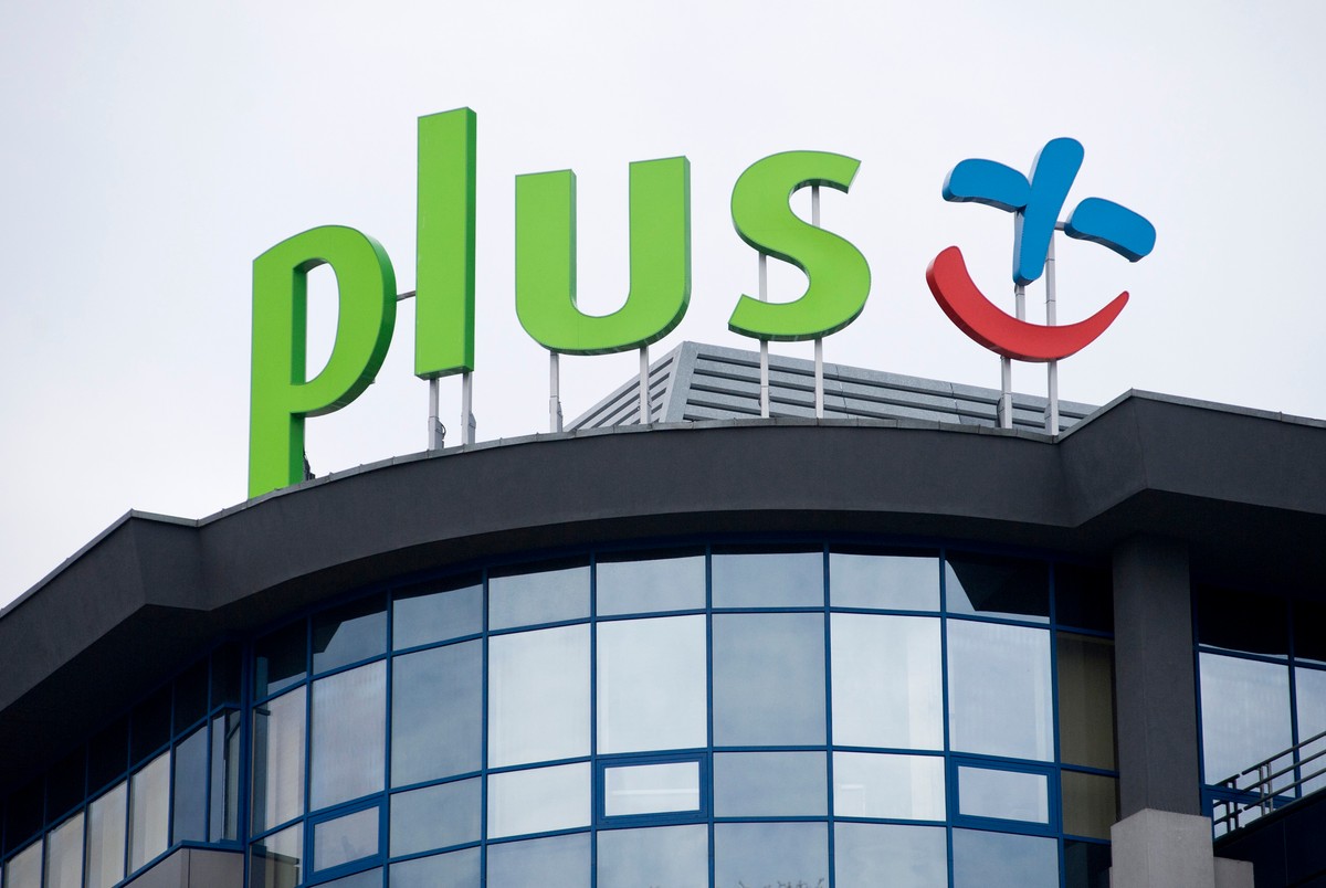 Znak Plus GSM należący do Polkomtela na dachu budynku