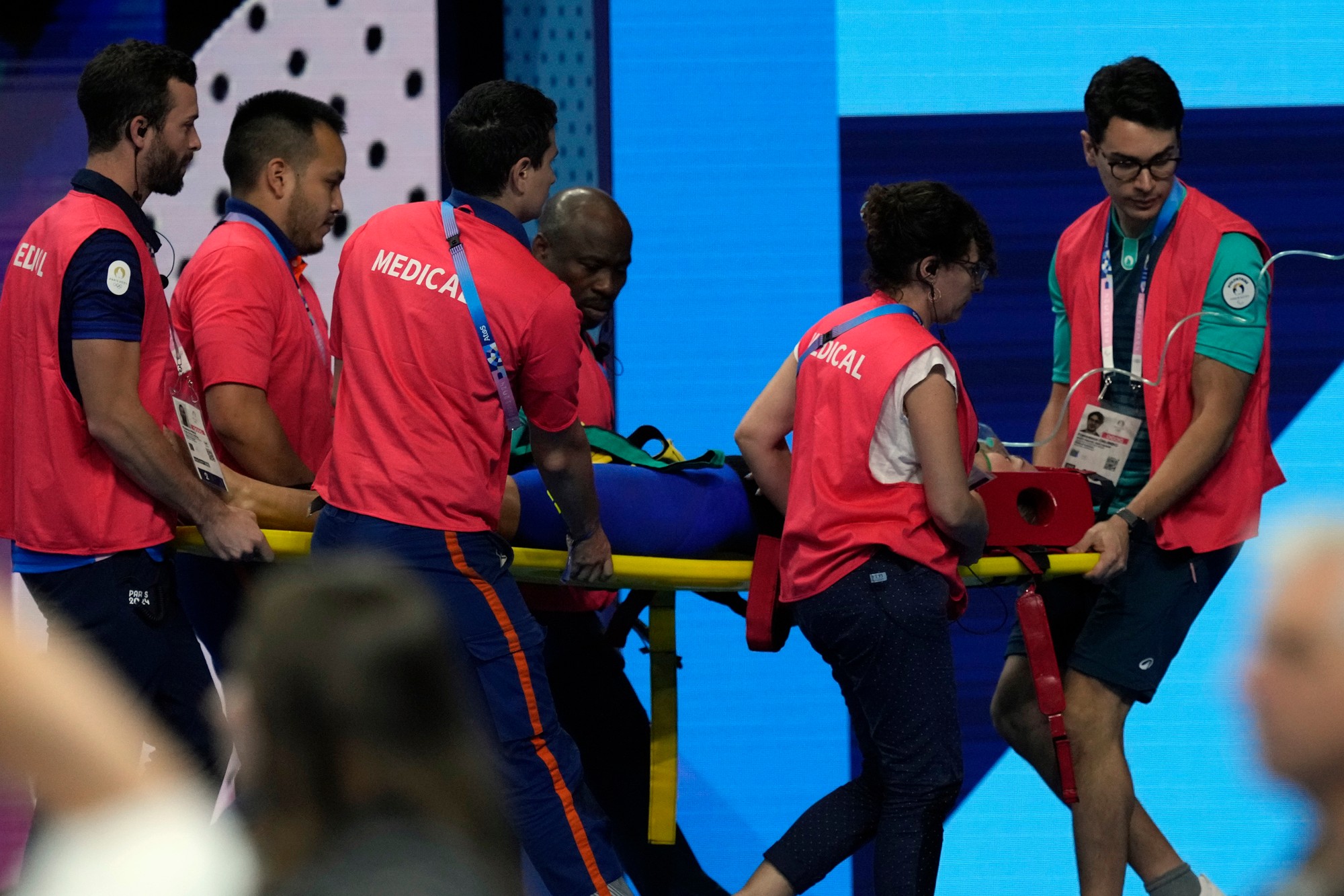 Slovenskú plavkyňu Tamaru Potockú vynášajú na nosidlách po tom, ako skolabovala v rozplavbe na 200 m polohové preteky.