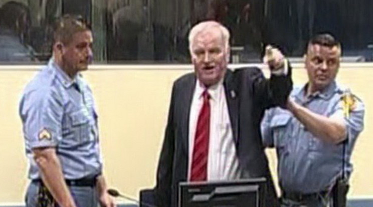 Ratko Mladic hangosan kiabálva fejezte ki nemtetszését a hágai bíróságon. Egyebek között  
srebrenicai mészárlásban is bűnösnek 
találták./Fotó:MTI