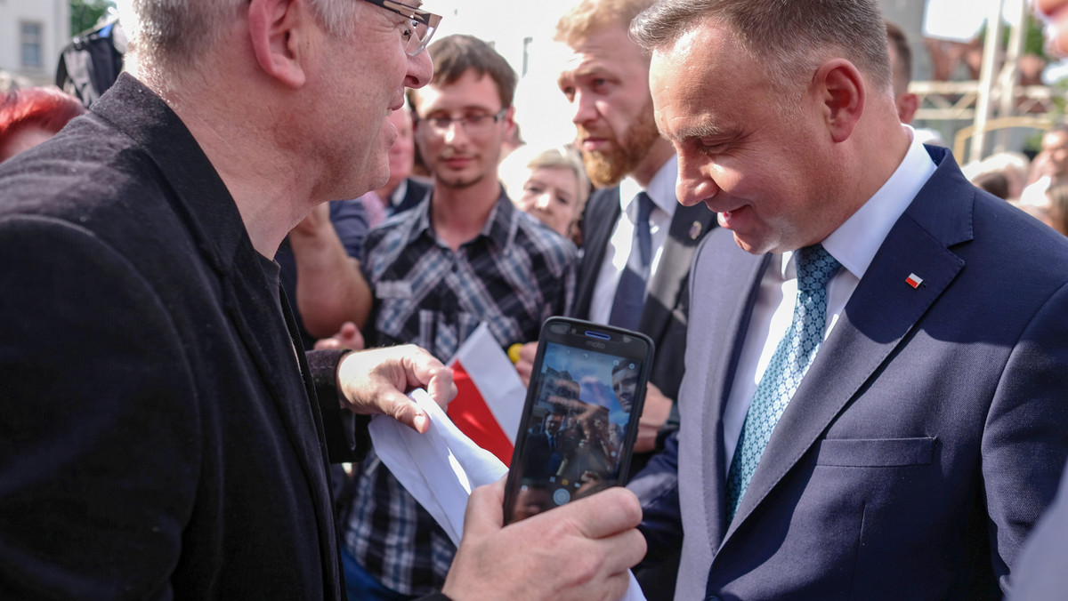 Andrzej Duda w I turze wyborów prezydenckich otrzymałby 41 proc., Donald Tusk 27 proc. II tura wyborów, jak wskazuje sondaż Kantar, zakończyłaby się wygraną Andrzeja Dudy wynikiem 55 proc. poparcia.