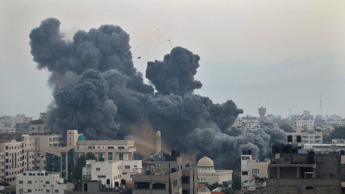 Izraelskie lotnictwo dokonało w nocy z niedzieli na poniedziałek kolejnych nalotów na Strefę Gazy zabijając w mieście Gaza trzy osoby, w tym pięcioletnie dziecko - poinformował rzecznik ministerstwa zdrowia Strefy Gazy.