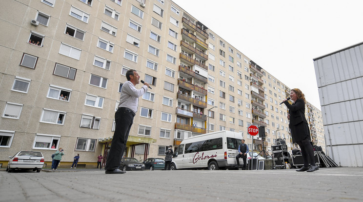 A lakóknak adtak élő műsort a debreceni színház tagjai. /Fotó:MTI