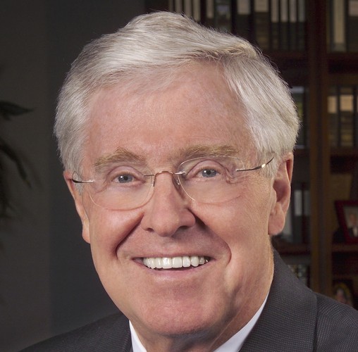 6. Charles Koch; 

Narodowość: amerykańska; 
Majątek wyceniany na: 44,2 mld USD; 
Od początku 2013 r. zarobił: 3,3 mld USD;  
Charles Koch jest bratem Davida Kocha. Ich udziały w Koch Industries są podzielone równo – po 42 proc. Charles Koch jest prezesem firmy. Organizuje coroczne spotkania w Palm Springs i Mail w celu omówienia spraw politycznych. Został zasądzony przeciwko niemu zakaz zbliżania się do jednego z trzech swoich braci – Billa po tym, jak wynajął prywatnych detektywów, by go śledzili.

Na zdjęciu: Charles Koch
