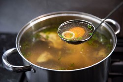 Dodaj łyżkę do rosołu. Ten trik szefów kuchni to gwarancja kulinarnego sukcesu