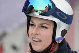 lindsey vonn nie jest w stanie ustać na nogach. leży nieruchomo na szpitalnym łóżku