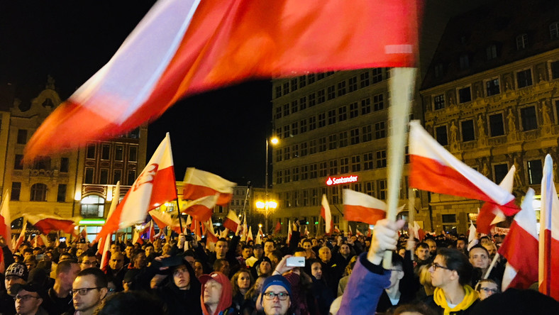 11 listopada grupa wrocławskich narodowców z byłym księdzem i działaczem ruchów narodowych Jackiem Międlarem na czele znów przejdzie ulicami Wrocławia. W tym roku marsz pójdzie jednak zmienioną trasą: z Wyspy Słodowej na plac Solidarności. Pochód odbędzie się pod hasłem "Żeby Polska była Polską".
