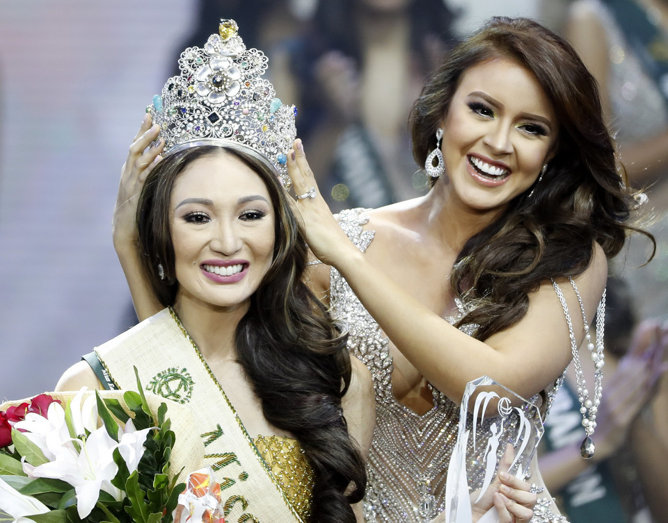 Miss Earth 2017 Filipinka Karen Ibasco podczas koronacji. Koronę przekazuje zeszłoroczna Miss Earth Katherine Espin