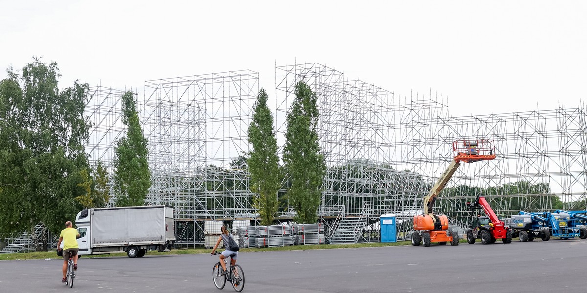 Rozbierana konstrukcja sceny FEST Festivalu.