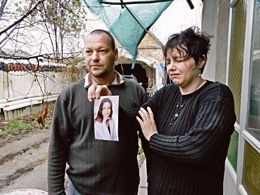 Senta - Majka Melinda i otac Endre Vitez sa slikom cerke foto Nedeljko Kolundzija