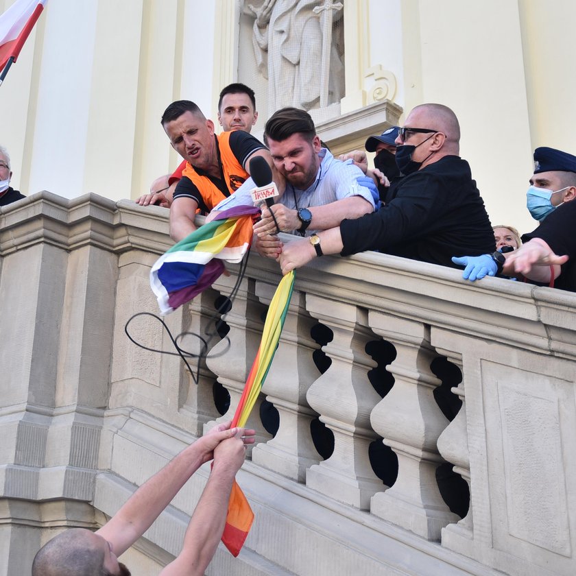 Tęczowe flagi i białe róże na Marszu Powstania Warszawskiego. Interweniowała policja