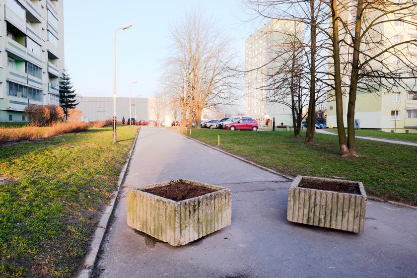 Tutaj prezes chciałby postawić samochody, ale mieszkańcy nie chcą mieć parkingu przed balkonami