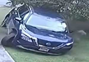 Automobil uleće u dvorište