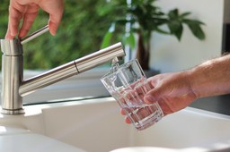 sprytny sposób na lśniące krany. ani ocet, ani soda oczyszczona. spró