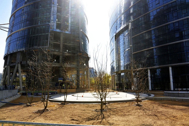 Warsaw Spire otrzymał rekordowe w historii polskiego rynku nieruchomości finansowanie bankowe. W sierpniu 2013 roku cztery banki: Pekao SA., Bank Zachodni WBK S.A., PKO BP S.A. oraz BRE Bank S.A. udzieliły deweloperowi finansowania w wysokości blisko 904 mln złotych. Wcześniej realizacja inwestycji w całości finansowana była ze środków własnych Ghelamco. Na zdjęciu: Warsaw Spire - tak powstaje plac Europejski.