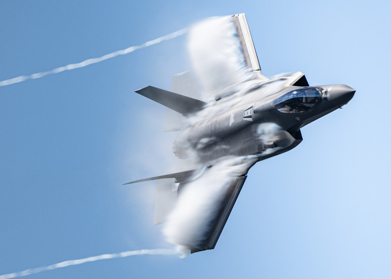 Myśliwiec F-35 w trakcie przelotu na pokazach lotniczych w USA