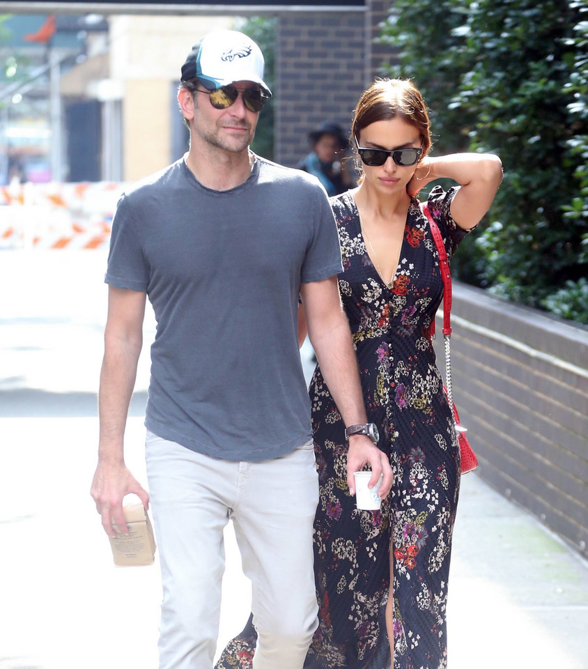 Irina Shayk i Bradley Cooper na spacerze