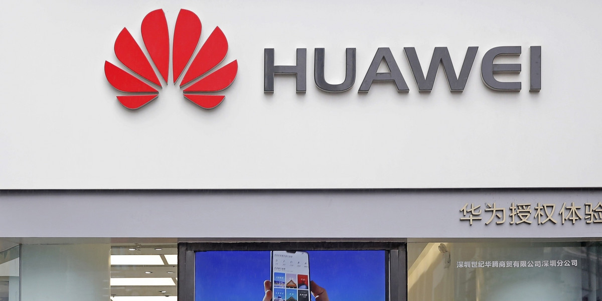 Według Reutersa przedstawiciele polskiej administracji w styczniu, po aresztowaniu dyrektora polskiego oddziału firmy Huawei oraz byłego polskiego oficera służb w związku z oskarżeniami o szpiegostwo na rzecz Chin, byli przygotowani do wykluczenia chińskiego koncernu z możliwości brania udziału w przetargach na budowę sieci 5G