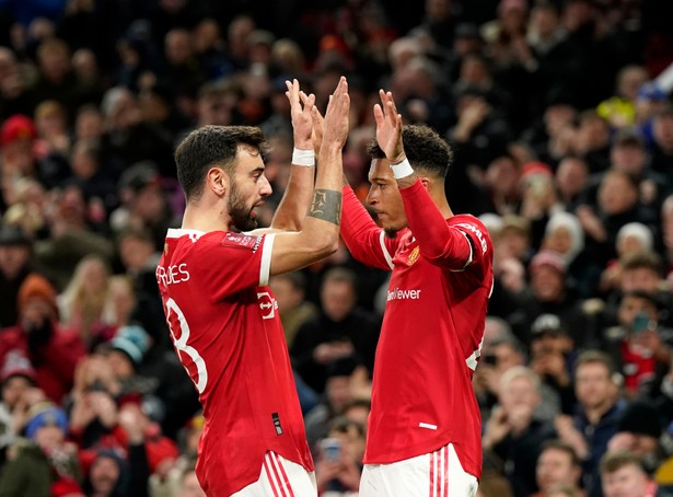 Piłkarze Manchesteru United Bruno Fernandes (L) i Jadon Sancho (P)