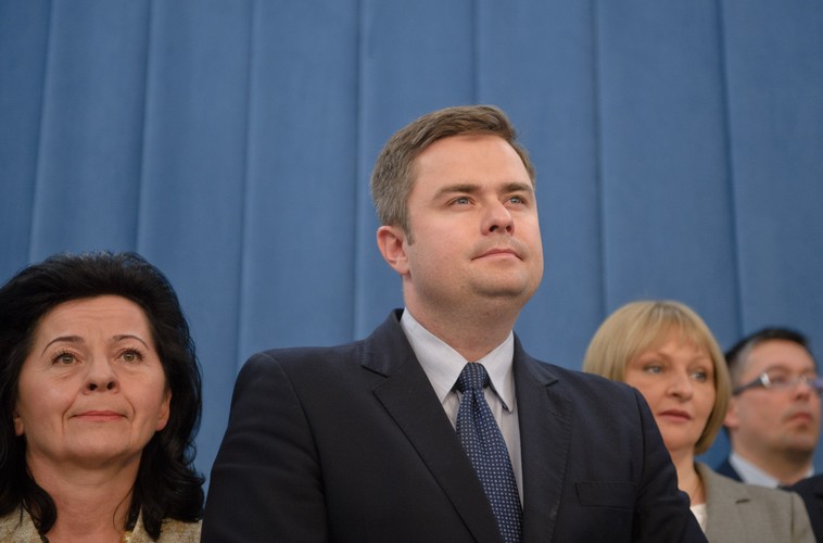 Poza aferą madrycką dwukrotnie źródłem problemów Adama Hofmana była jego żona Joanna. 