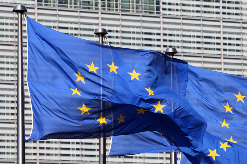 Flaga Unii Europejskiej przed siedzibą Komisji Europejskiej w Brukseli. Fot. Shutterstock.