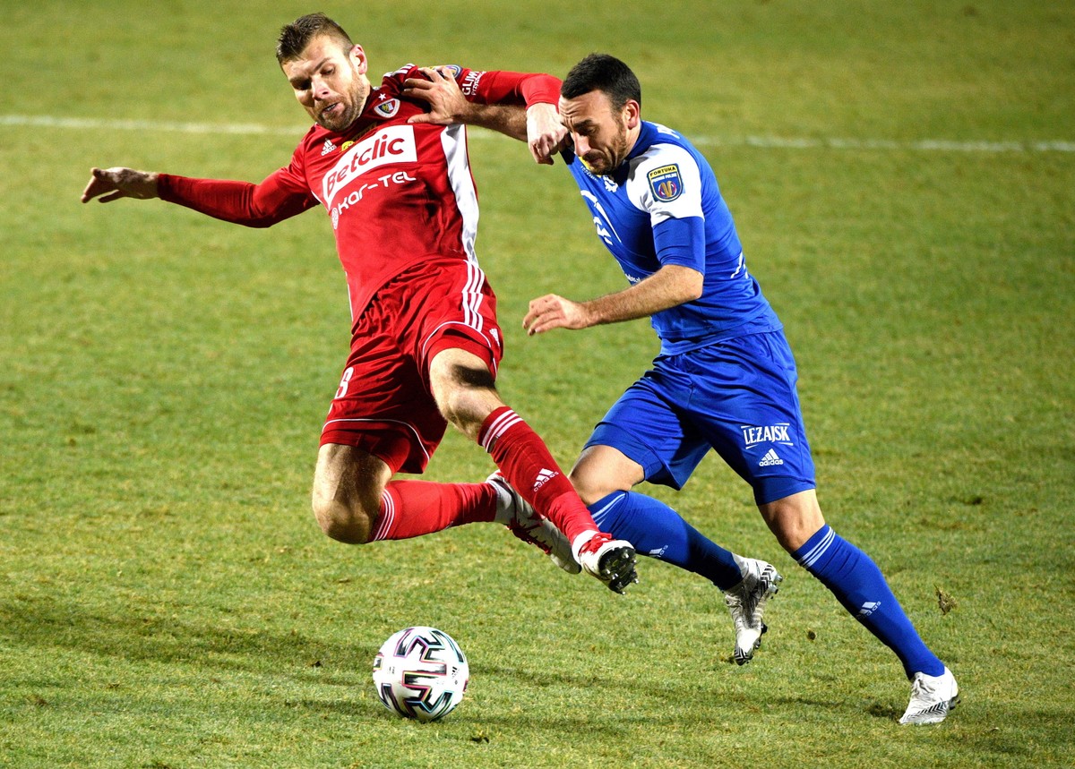 Piłkarz drużyny Stal Mielec Andreja Prokić (P) i Bartosz Rymaniak (L) z Piasta Gliwice podczas ostatniego meczu 1/16 finału Pucharu Polski