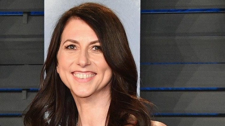 MacKenzie Scott rozdáva majetok na pomoc druhým.