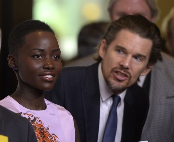 Lupita Nyong'o i Ethan Hawke